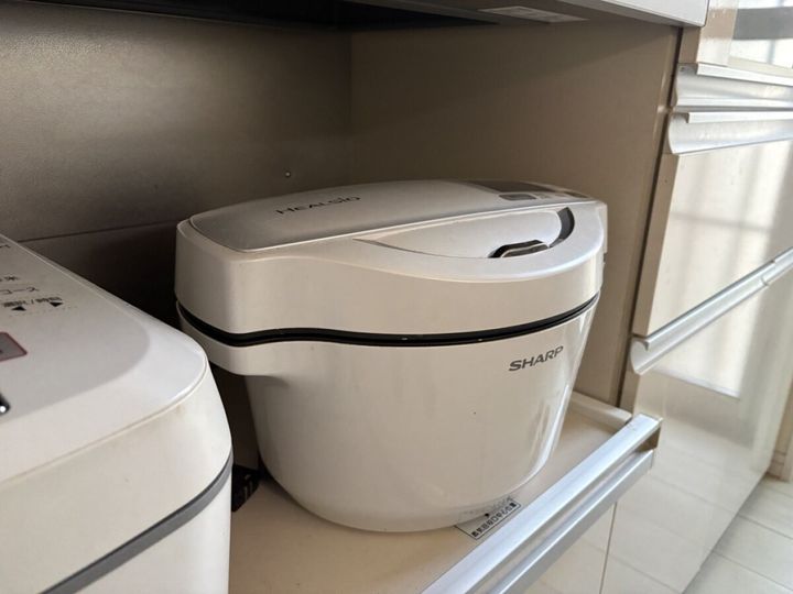 キッチン収納に並ぶシャープのヘルシオなど使っていない調理家電