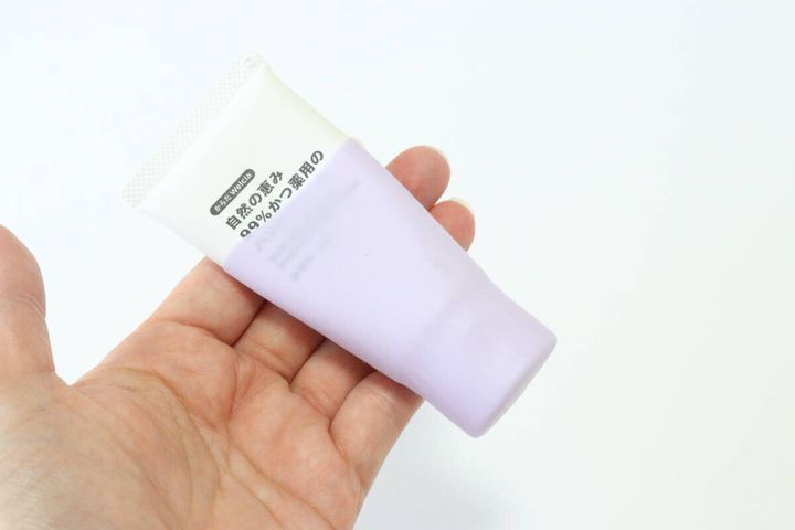 セリアの持ち運び用シリコンカバー 2個入りをチューブに被せる