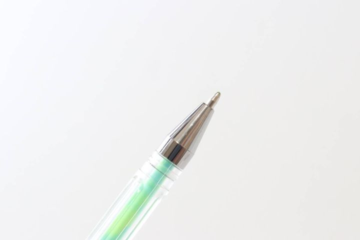 ダイソーのレインボーボールペンはボール径1.0mm