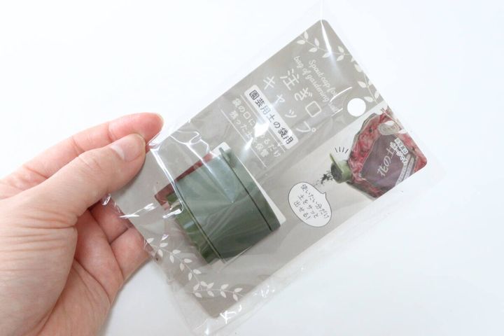 セリアの園芸用土の袋用注ぎ口キャップ