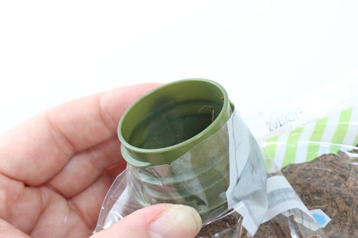 セリアの園芸用土の袋用注ぎ口キャップの使い方2