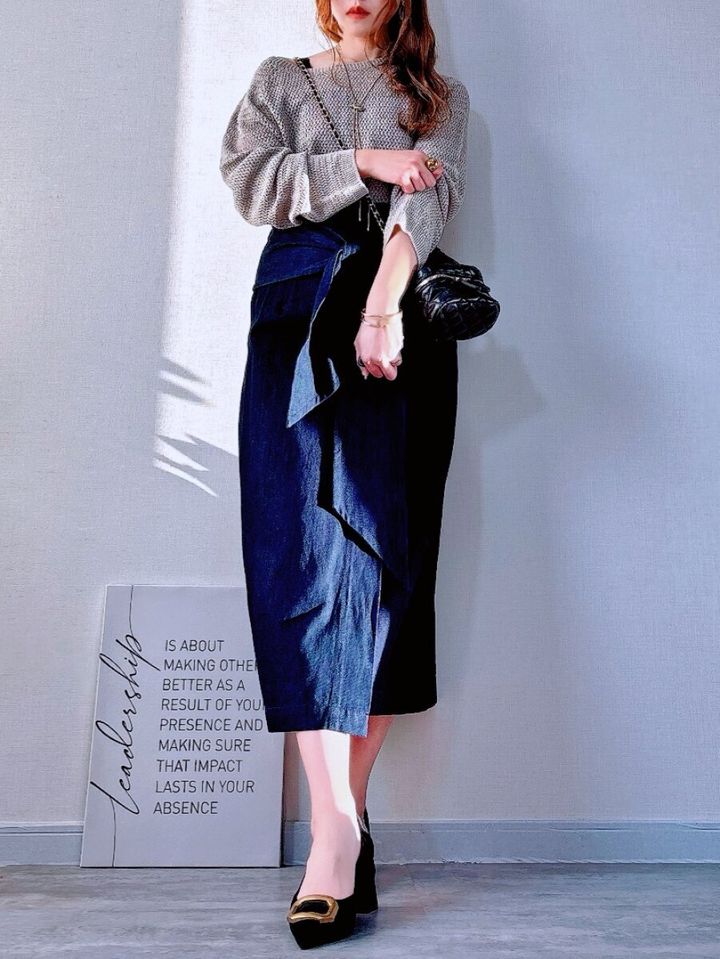 ユニクロの3Dメッシュクルーネックセーターベージュ×デニムタイトスカートのコーデ全身