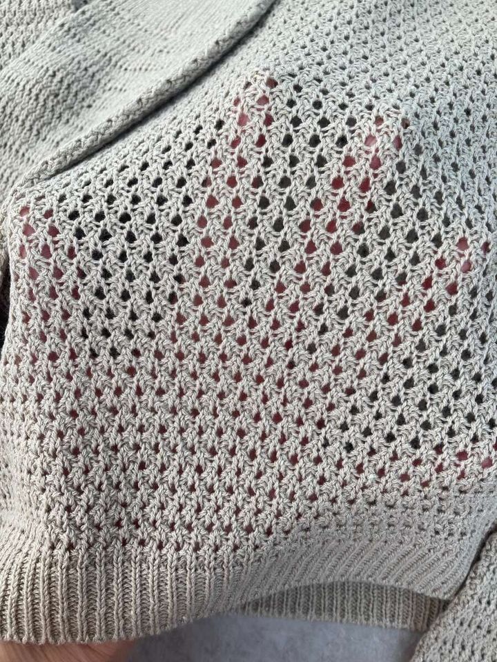 ユニクロの3Dメッシュクルーネックセーターベージュ着用時の透け感アップ