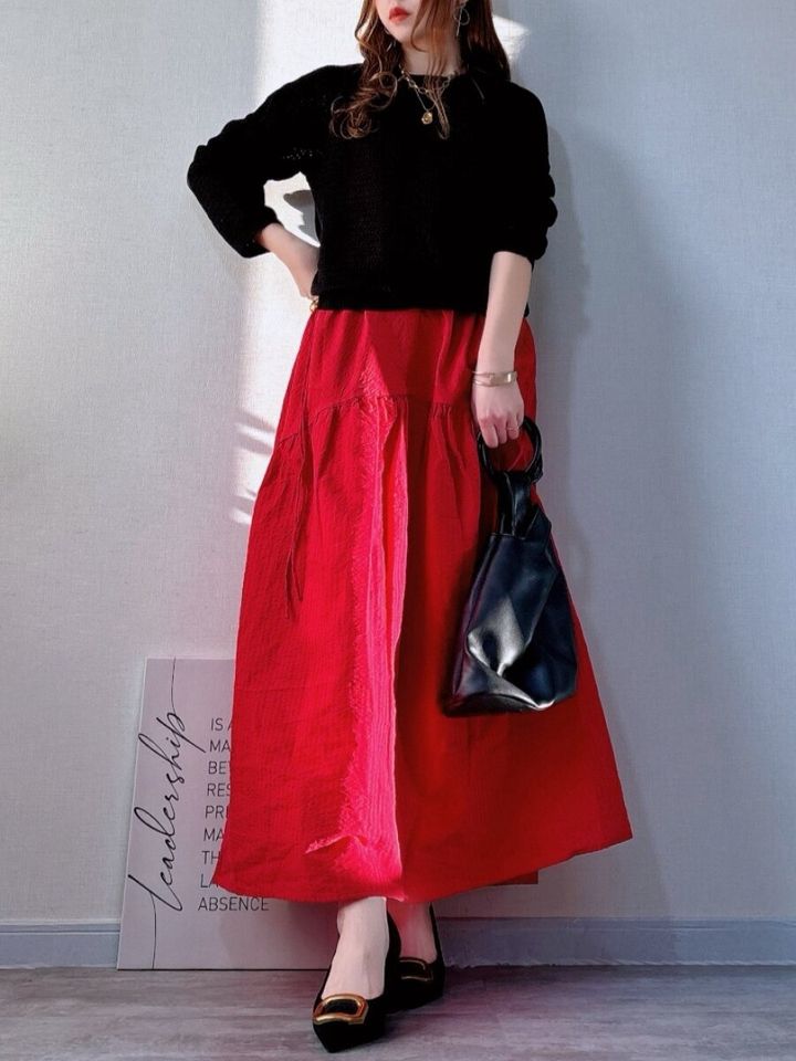 ユニクロの3Dメッシュクルーネックセーターネイビー×レッドフレアスカートのコーデ全身