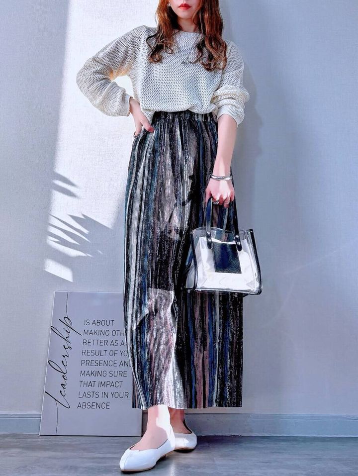 ユニクロの3Dメッシュクルーネックセーターナチュラル×ストライプワイドパンツのコーデ全身