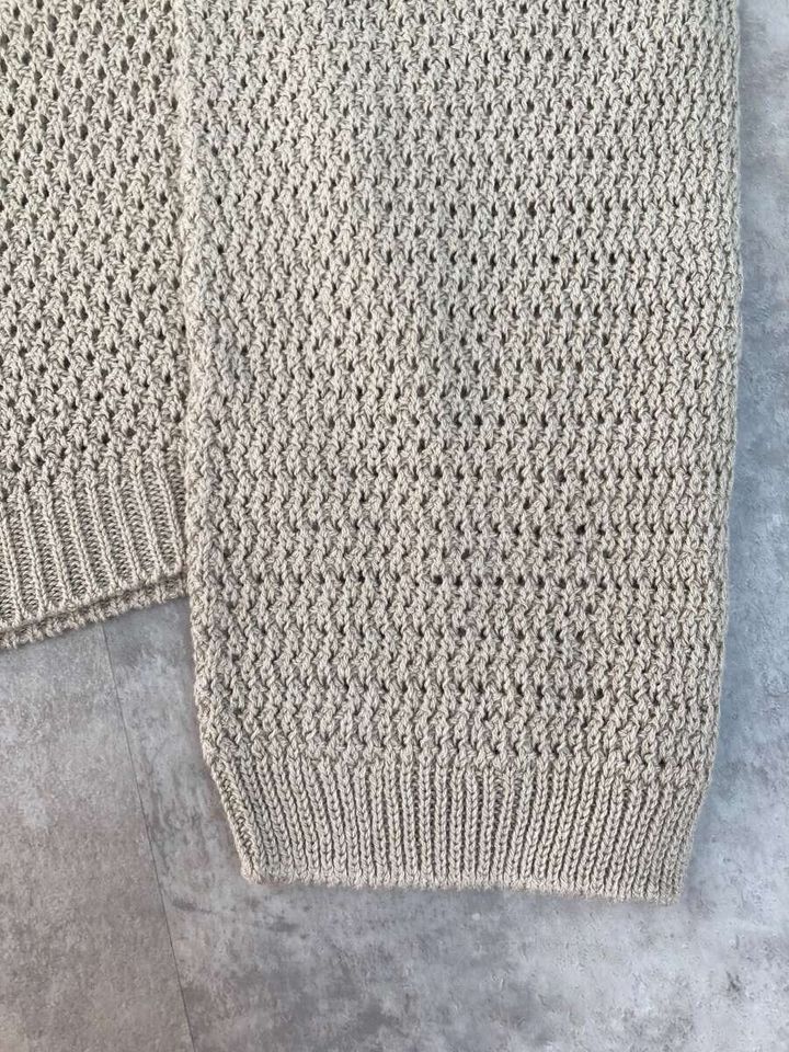 ユニクロの3Dメッシュクルーネックセーターベージュ袖口リブと編み地のアップ