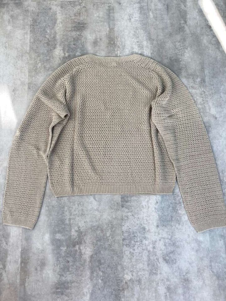 ユニクロの3Dメッシュクルーネックセーターベージュ平置き全体