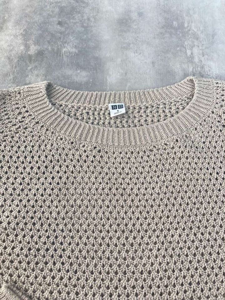 ユニクロの3Dメッシュクルーネックセーターベージュ襟元と編み地のアップ