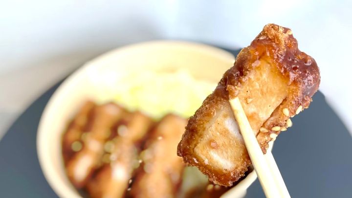甘じょっぱソースがたまらない【ローソン×まい泉】箸が止まらない魅惑のカツ丼