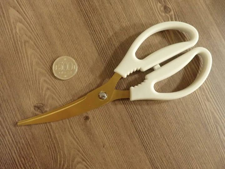 DAISO(ダイソー)：カーブキッチンバサミ(チタンコーティング)