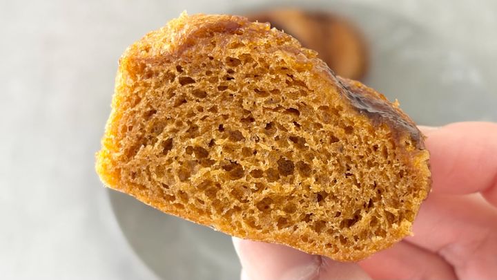 甘くてしっとり、ふわもち食感【ファミマ】1個50円のコスパ良好パン