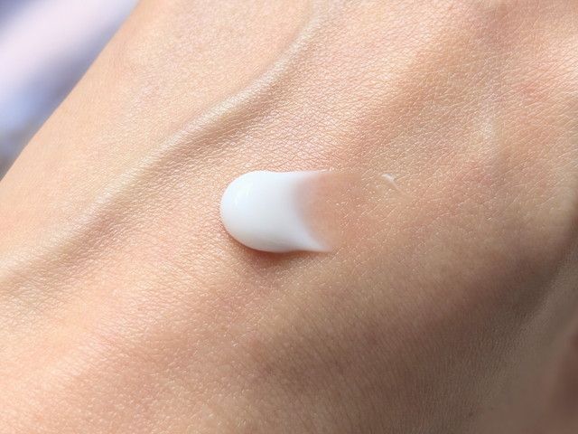 COOPYのクリームのテクスチャーを手の甲にのせた様子