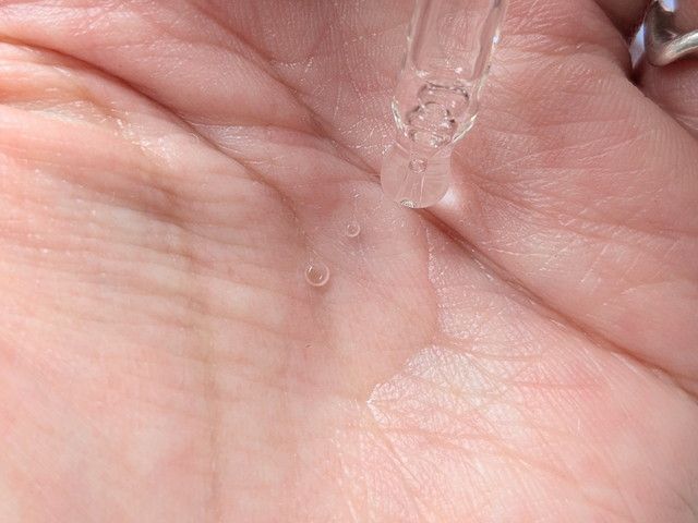 COOPYのPDRNアンプルのテクスチャーを手のひらに垂らした様子