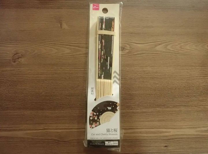 DAISO(ダイソー)：紙扇子(猫と桜)