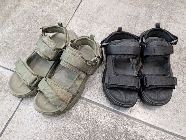 2色のスポーツテープサンダル