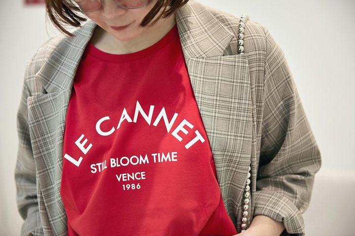 画像: 赤をインナーでさりげなく効かせる、好バランステクニック。主張しすぎないシンプルなロゴで、さりげなく“ひとクセ”を添えて。