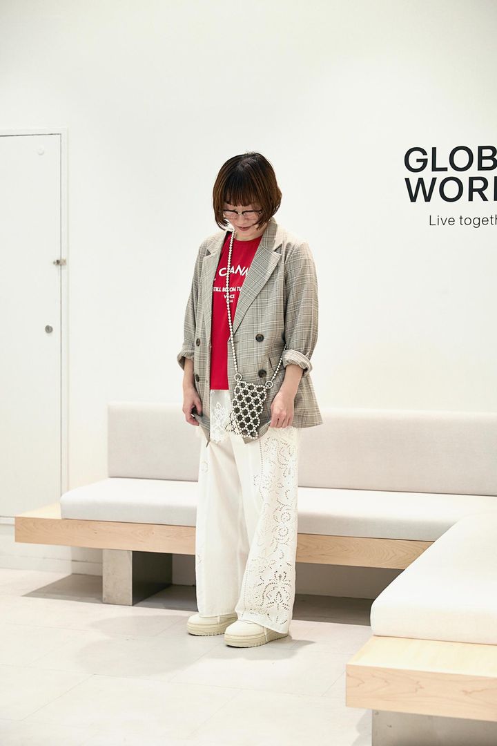 画像: 【GLOBAL WORK】オテラク SET UPジャケット¥7,990、レースパンツ¥7,990、リッチクリーンプリントTシャツ¥3,490、サテンレースキャミ¥3,490、リーボック CLUB C EXTRA ¥12,100、ビーズスマホホルダー¥2,750、調光アソートサングラス¥2,290