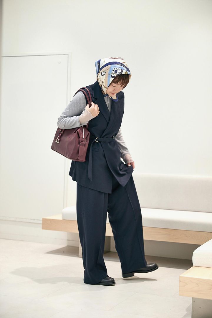 画像: 【GLOBAL WORK】オテラク SET UPジレ¥5,990、オテラク SET UPワイドパンツ¥5,490、Beau-tee シアーキリカエ カットソー¥2,990、シルクプリントチビスカーフ¥2,750、スペカルチャーム付きボストンバッグ¥4,990