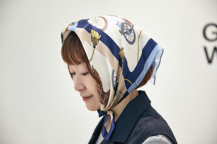 画像1: 定番の紺セットアップを、バンダナでおしゃれに格上げ