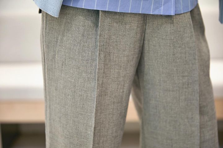 画像2: 色違いニットの重ね着が、寒暖差DAYの新しい定番に