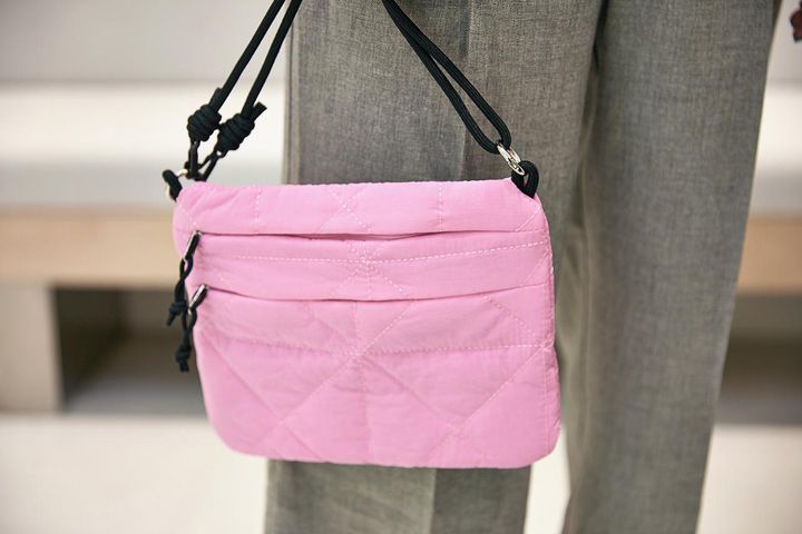 画像3: 色違いニットの重ね着が、寒暖差DAYの新しい定番に