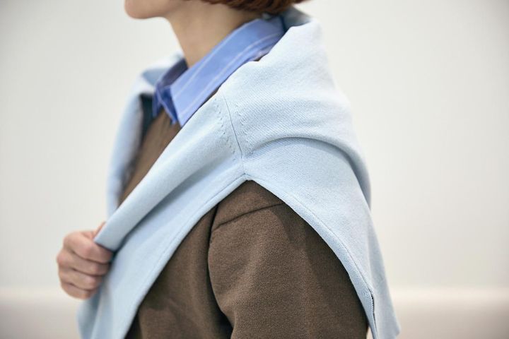 画像1: 色違いニットの重ね着が、寒暖差DAYの新しい定番に