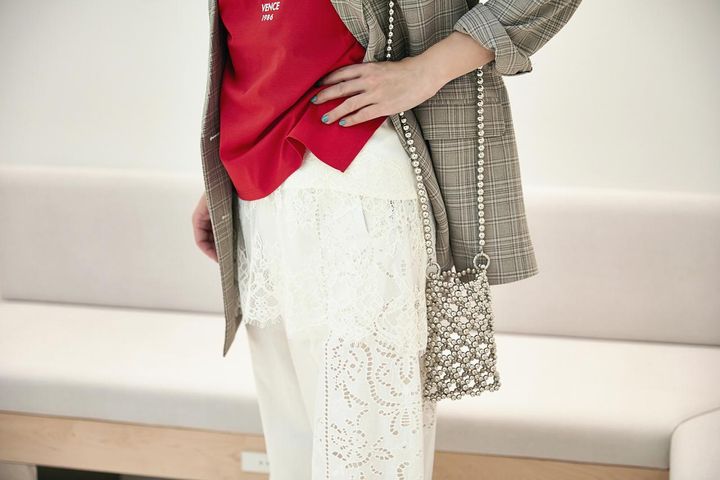 画像: 赤と“重ねレース”でつくる、清潔感あるモードスタイル