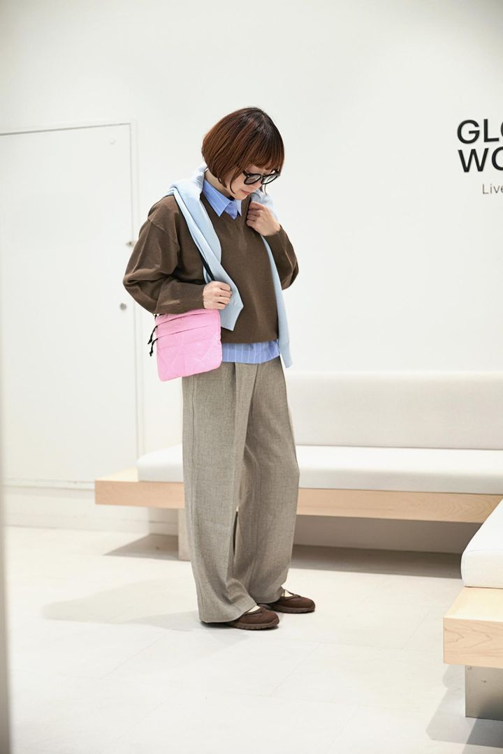 画像: 【GLOBAL WORK】ドライタッチVネックニット（ブラウン）¥3,990、ドライタッチVネックカーディガン（ライトブルー）¥4,490、シルキータッチシアーシャツ¥4,490、すっきりイージーパンツ¥3,990、エアかるクッションコードスニーカー¥4,990、キルティングサコッシュ¥2,490、UVカットアソートサングラス¥2,090