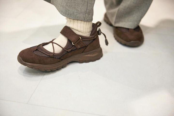 画像4: 色違いニットの重ね着が、寒暖差DAYの新しい定番に