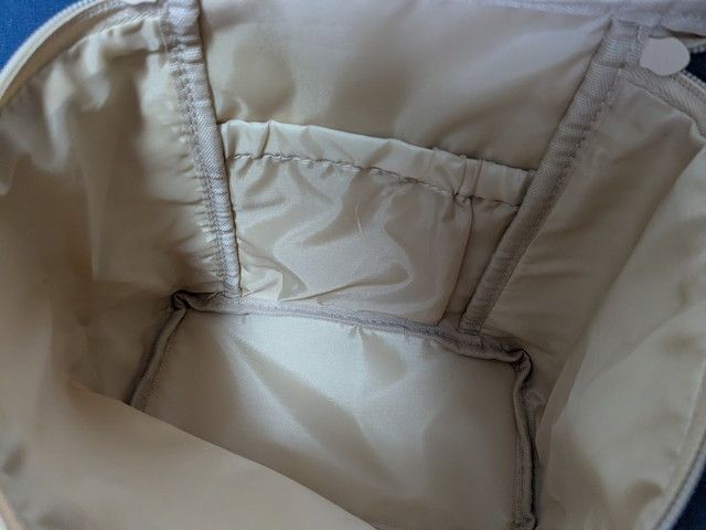 Harrissバニティポーチの内側全体。仕切りポケットと広い収納スペース