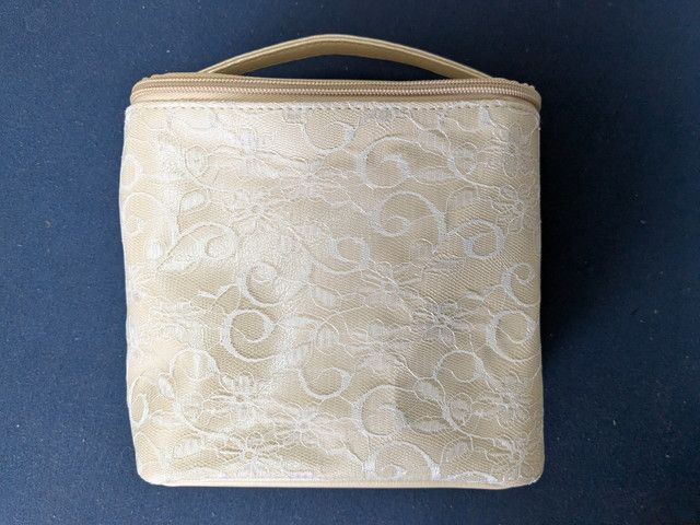 Harrissレースつきバニティポーチの正面全体