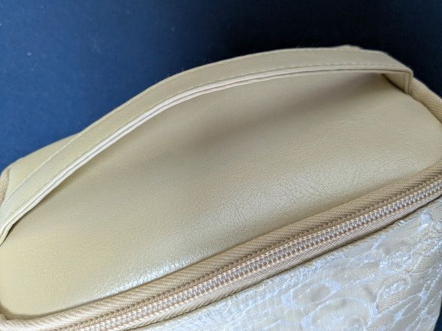 Harrissバニティポーチの内部。スムースな内装とファスナーポケット