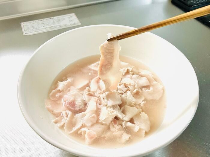 『豚こま肉』を炒めても硬くならない裏ワザ！ほぐす手間も省けてめっちゃラク～♡