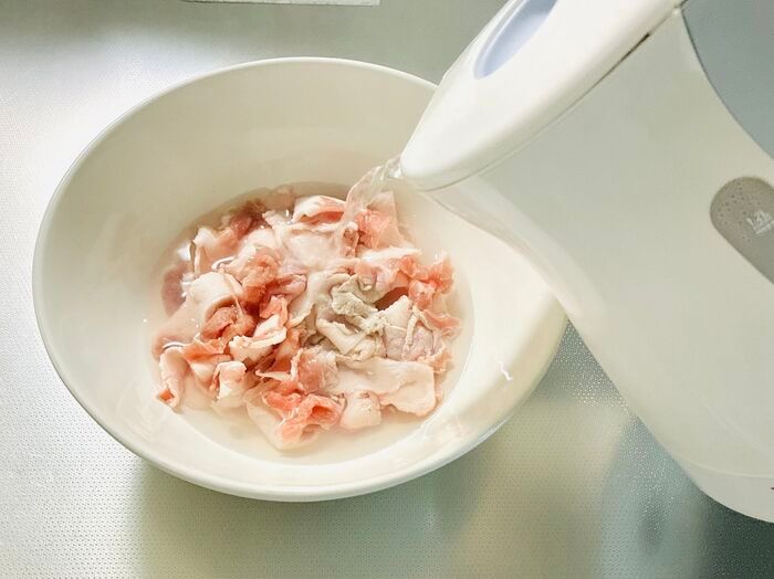 『豚こま肉』を炒めても硬くならない裏ワザ！ほぐす手間も省けてめっちゃラク～♡