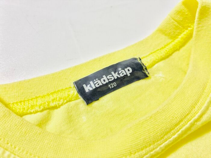 100均の防水フィルムが〈隠れた場所〉でまさかの大活躍♪「つい欲しくなっちゃう…」洋服タグのチクチクも一瞬で解決！