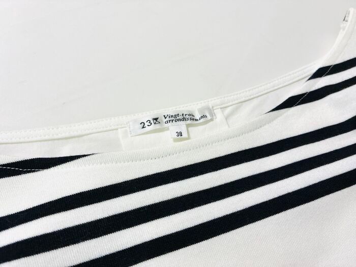 100均の防水フィルムが〈隠れた場所〉でまさかの大活躍♪「つい欲しくなっちゃう…」洋服タグのチクチクも一瞬で解決！