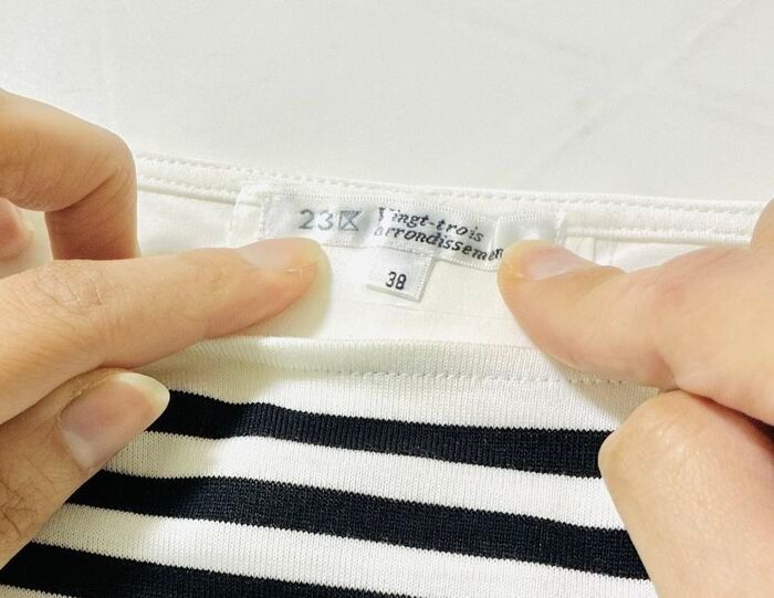 100均の防水フィルムが〈隠れた場所〉でまさかの大活躍♪「つい欲しくなっちゃう…」洋服タグのチクチクも一瞬で解決！