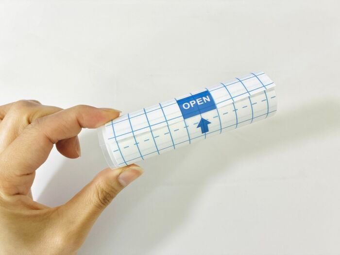 100均の防水フィルムが〈隠れた場所〉でまさかの大活躍♪「つい欲しくなっちゃう…」洋服タグのチクチクも一瞬で解決！