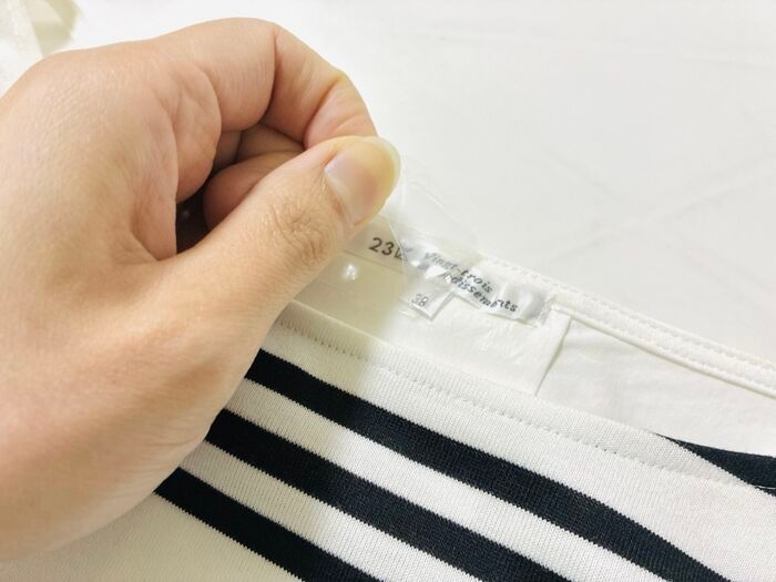 100均の防水フィルムが〈隠れた場所〉でまさかの大活躍♪「つい欲しくなっちゃう…」洋服タグのチクチクも一瞬で解決！