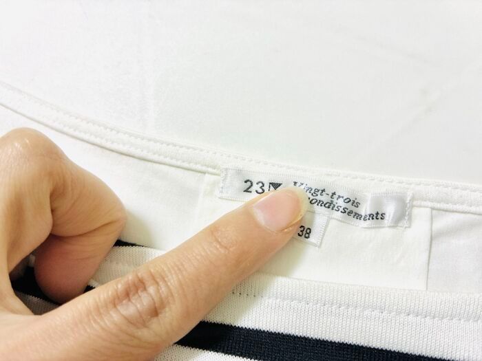 100均の防水フィルムが〈隠れた場所〉でまさかの大活躍♪「つい欲しくなっちゃう…」洋服タグのチクチクも一瞬で解決！