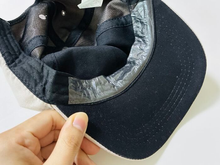 100均の防水フィルムが〈隠れた場所〉でまさかの大活躍♪「つい欲しくなっちゃう…」洋服タグのチクチクも一瞬で解決！