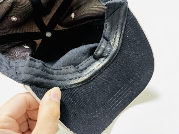 100均の防水フィルムが〈隠れた場所〉でまさかの大活躍♪「つい欲しくなっちゃう…」洋服タグのチクチクも一瞬で解決！