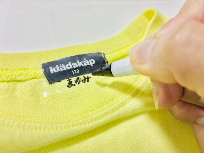 100均の防水フィルムが〈隠れた場所〉でまさかの大活躍♪「つい欲しくなっちゃう…」洋服タグのチクチクも一瞬で解決！