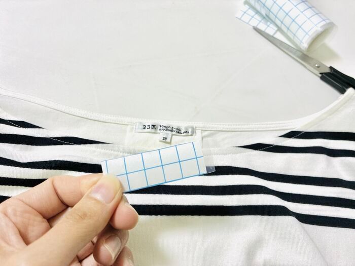 100均の防水フィルムが〈隠れた場所〉でまさかの大活躍♪「つい欲しくなっちゃう…」洋服タグのチクチクも一瞬で解決！