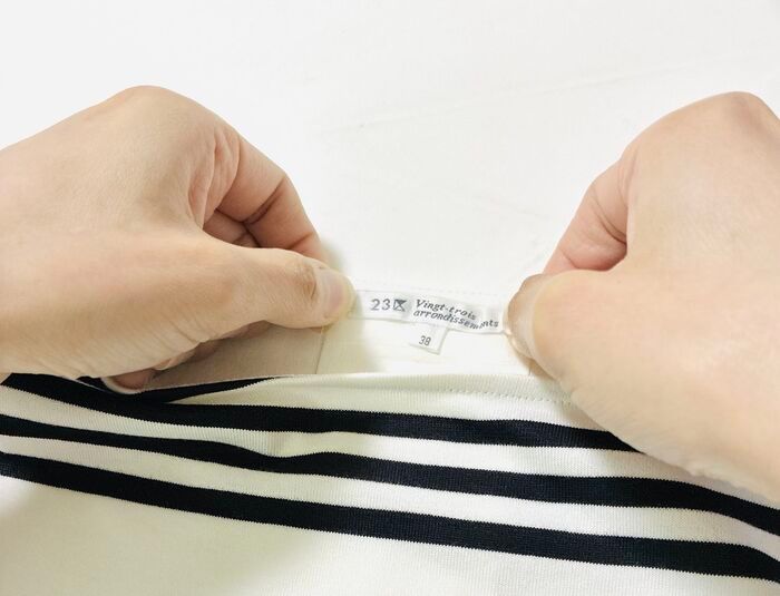 100均の防水フィルムが〈隠れた場所〉でまさかの大活躍♪「つい欲しくなっちゃう…」洋服タグのチクチクも一瞬で解決！