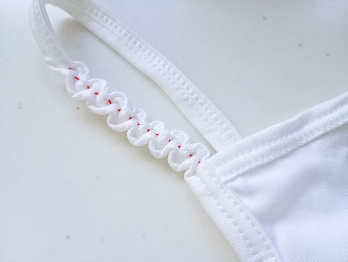 『キャミの肩紐がズリ落ちちゃう』問題はこの方法で解決！見た目も可愛くておすすめですよ♪