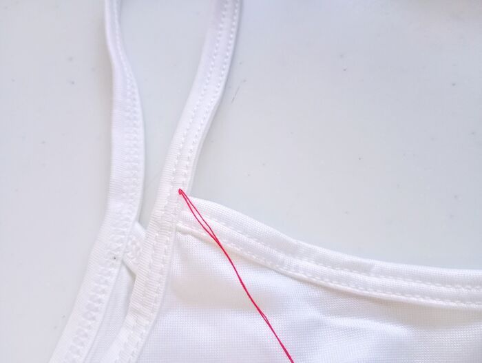 『キャミの肩紐がズリ落ちちゃう』問題はこの方法で解決！見た目も可愛くておすすめですよ♪