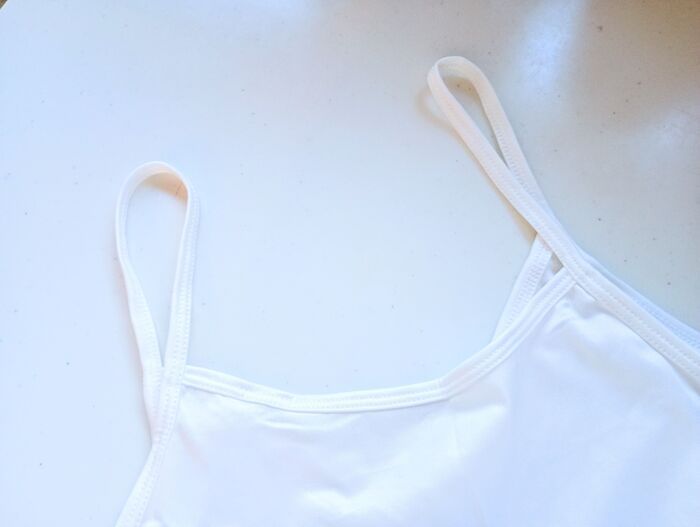『キャミの肩紐がズリ落ちちゃう』問題はこの方法で解決！見た目も可愛くておすすめですよ♪