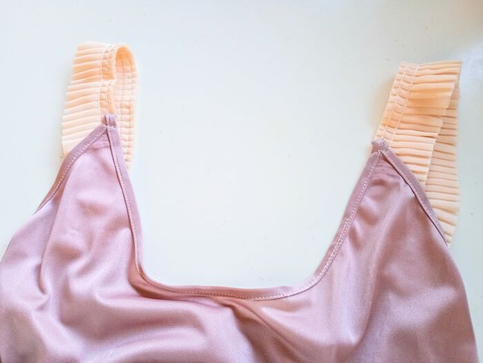 『キャミの肩紐がズリ落ちちゃう』問題はこの方法で解決！見た目も可愛くておすすめですよ♪