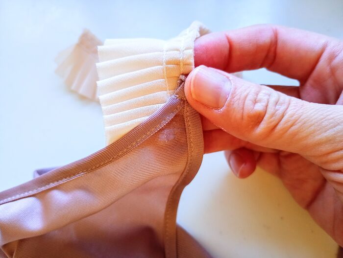 『キャミの肩紐がズリ落ちちゃう』問題はこの方法で解決！見た目も可愛くておすすめですよ♪